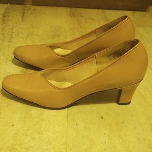 Selby, Size 7.5 AA, Tan Leather Heels w/ Gold Trim, Narrow, Neutral, Made in USA
